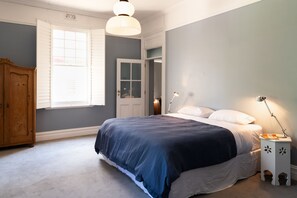 4 bedrooms, iron/ironing board, WiFi, bed sheets - Shepton House - Spacious Centrally Located Heritage Retreat (Katoomba)