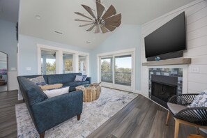 Een televisie, een open haard, tafelvoetbal en een stereo