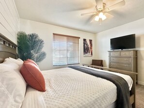 6 Schlafzimmer, Schreibtisch, Bügeleisen/Bügelbrett, Reisekinderbett