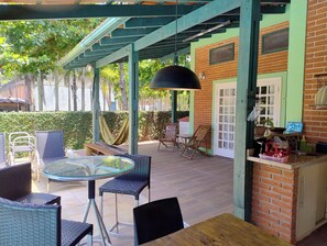 Outdoor dining - Casa Albamar – Swimming pool, barbecue, comfort and security surrounded by nature (Balneario Praia do Pernambuco Guarujá)