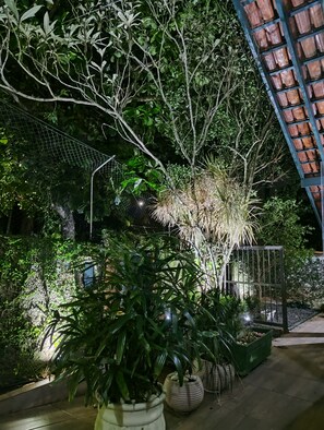 Property grounds - Casa Albamar – Swimming pool, barbecue, comfort and security surrounded by nature (Balneario Praia do Pernambuco Guarujá)