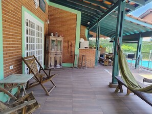 Outdoor dining - Casa Albamar – Swimming pool, barbecue, comfort and security surrounded by nature (Balneario Praia do Pernambuco Guarujá)