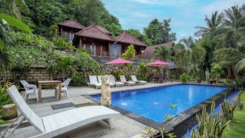 Una piscina al aire libre