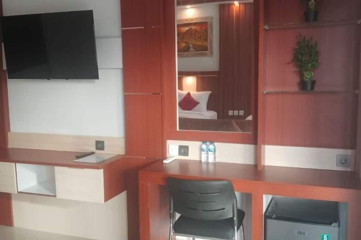 Desk, free WiFi