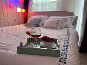 3 間睡房、書桌、熨斗/熨衫板、可攜式嬰兒床