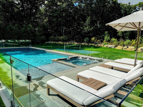 حمّام سباحة مُدفَّأ