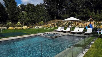 Een verwarmd zwembad