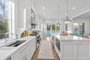 ثلاجة، ميكروويف، فرن، موقد طهي مسطح