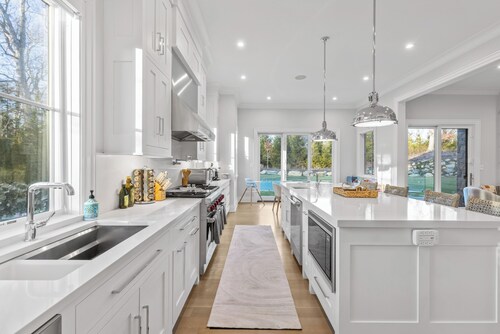 Ultra Modern Bridgehampton Gem, Perfect Location, 6 Beds, Heated Pool, Hot Tub