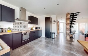 Een koelkast, een oven, een kookplaat, een vaatwasser