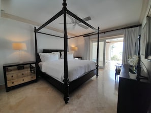 3 chambres, coffre-fort, fer et planche Ă repasser