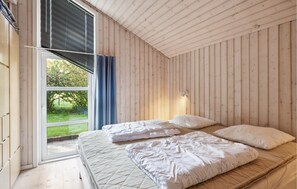 3 bedrooms, travel cot, free WiFi - Awesome home in Ebeltoft with sauna (Ebeltoft)