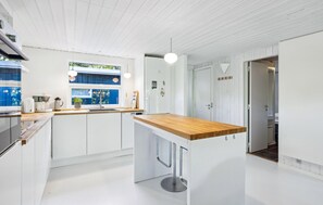 Fridge, oven, stovetop, dishwasher - Awesome home in Ebeltoft with sauna (Ebeltoft)
