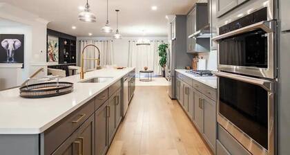 Newly and lavishly furnished 3-bedroom townhome in Bowie to enjoy your stay
