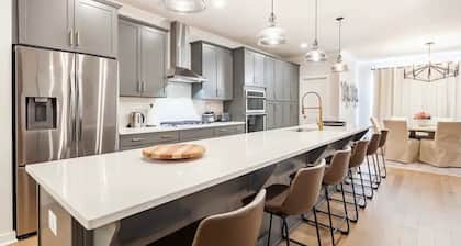 Newly and lavishly furnished 3-bedroom townhome in Bowie to enjoy your stay