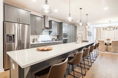 Newly and lavishly furnished 3-bedroom townhome in Bowie to enjoy your stay