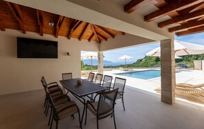 Outdoor dining - Amazing home in Slivno Ravno with sauna (Slivno Ravno)