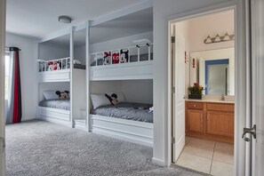 6 chambres, bureau, fer et planche à repasser, lit parapluie