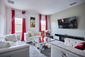 Una Smart TV, una chimenea, videojuegos, un reproductor de DVD