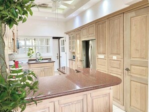 Kjøleskap, kokeplater og kjøkkenutstyr