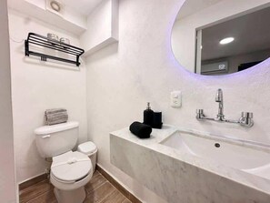 Douche, sĂšche-cheveux, shampoing