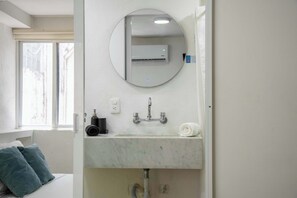 Shower, hair dryer, shampoo - Modern Studio - Wi-Fi, A/C & Rooftop Terrace (Cancún)