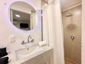 Dusche, Haartrockner, Shampoo