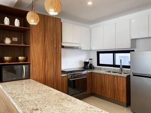 Réfrigérateur, micro-ondes, four, plaque de cuisson