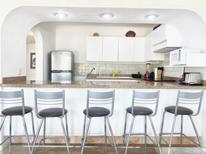 Refrigerador, microondas, parrilla de estufa y cafetera y tetera 