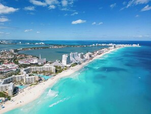 Beach - 2 Bedroom Tropical Paradise near the Beach (Cancún)