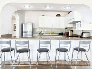 Frigorifero, microonde, piano cottura, macchina per tè/caffè