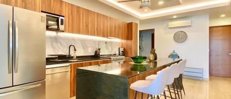 Kylskåp, mikrovågsugn, ugn och spishäll