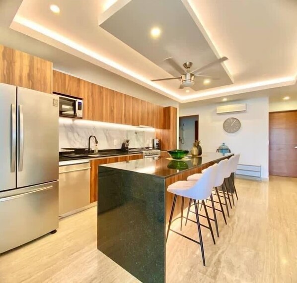 Réfrigérateur, micro-ondes, four, plaque de cuisson