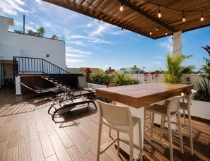 Outdoor dining - Perfect Getaway: Beach & 5th Avenue Near You! (Playa del Carmen)