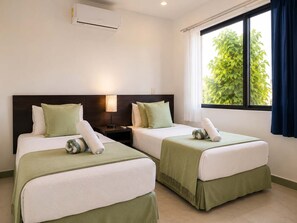 2 bedrooms, iron/ironing board, WiFi, bed sheets - Perfect Getaway: Beach & 5th Avenue Near You! (Playa del Carmen)