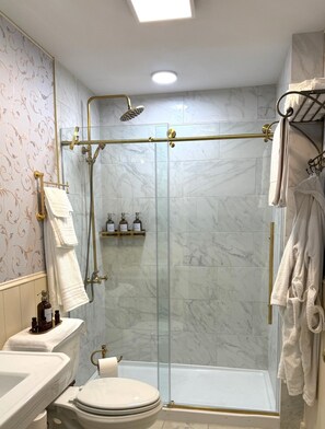 Douche, douche cascade, articles de toilette écologiques