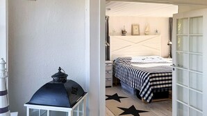 Un dormitorio con cama, mesita de noche, lámpara y alfombra con estampado de estrellas.