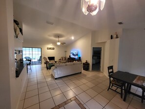 Smart TV, fireplace, DVD player, music library - Central Florida Pool Home (DeBary)