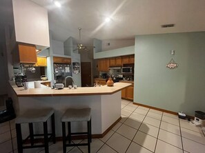 Kjøleskap, mikrobølgeovn, ovn og kokeplater