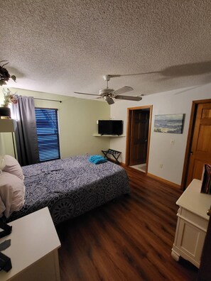 2 makuuhuonetta, työpöytä, silitysrauta/-lauta, Wi-Fi