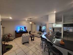 Smart TV, fireplace, DVD player, music library - Central Florida Pool Home (DeBary)