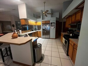 Kjøleskap, mikrobølgeovn, ovn og kokeplater