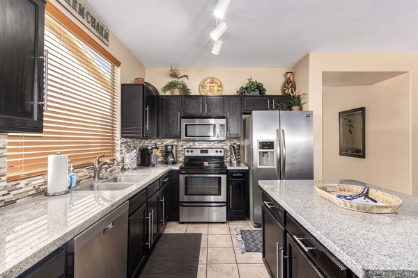 Frigorifero, microonde, forno, piano cottura