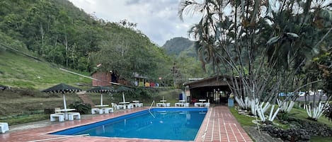 Una piscina al aire libre