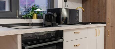 Køleskab, mikrobølgeovn, kogeplade, kaffe-/temaskine