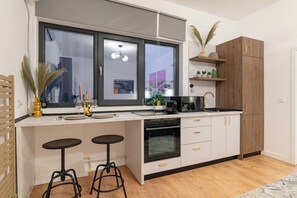 Réfrigérateur, micro-ondes, plaque de cuisson, cafetière/bouilloire