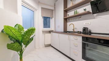 Fridge, oven, stovetop, coffee/tea maker