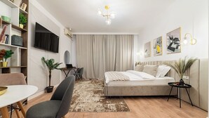 Een moderne woonkamer met een bank, een eettafel en een televisie.