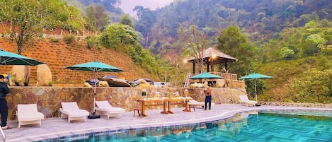 2 outdoor pools, free pool cabanas, pool umbrellas
