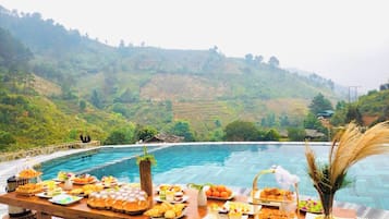 2 outdoor pools, free pool cabanas, pool umbrellas